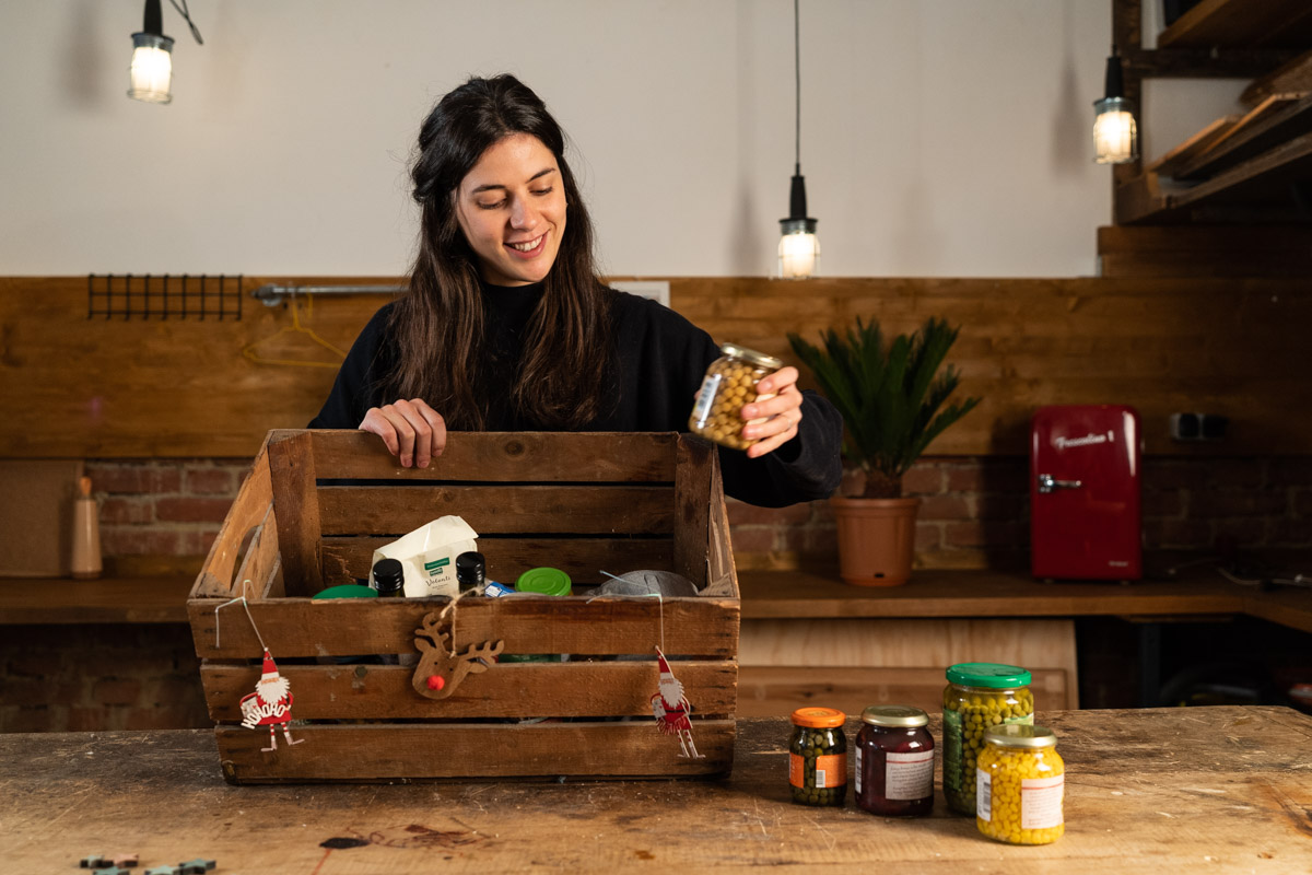 Umgekehrter Adventkalender wird befüllt